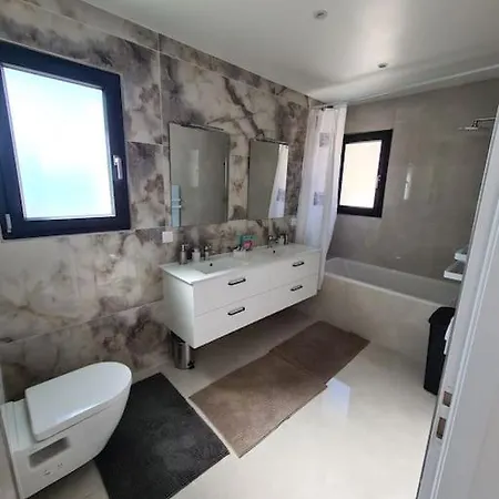 Magnifique Avec Jacuzzi En Option Villa *